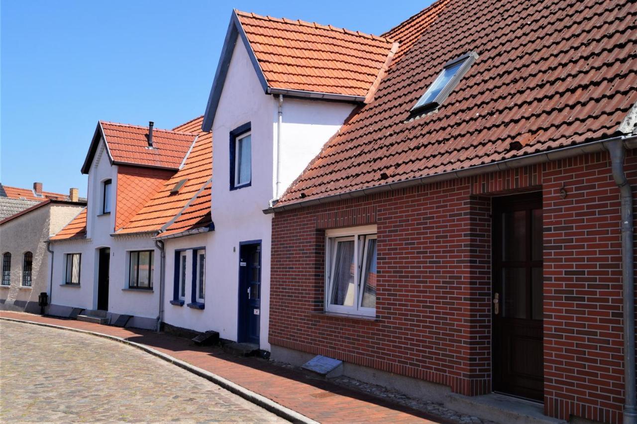 Neukalener Stadthaus Zum Alten Schmied Exterior foto